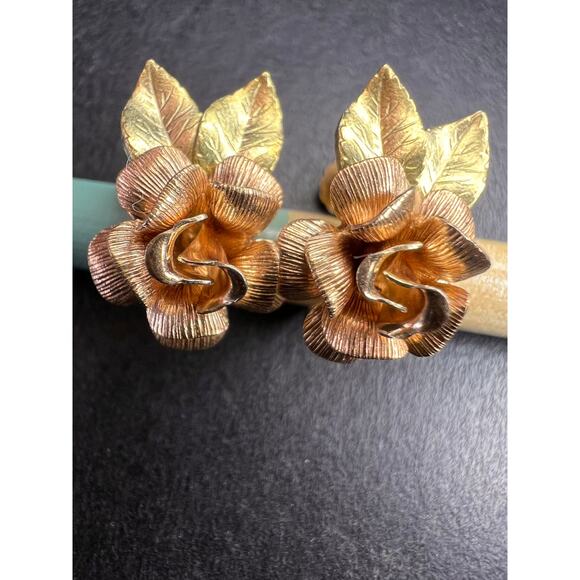 Vintage Krementz Rose and yellow gold tone Flower Leaf Screw Back Earrings - Picture 16 of 16